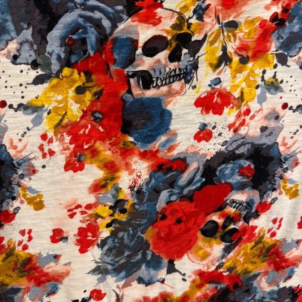 ❤️TORRID  SKULLS & FLOWERS PRINT V-NECK TEE 1X/2X     #C - Picture 4 of 6